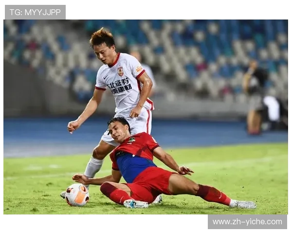 布尔克刻苦强化身体训练常与队友迪力穆拉提在健身房加练展现拼搏精神